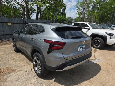 Used 2025 Chevrolet Trax LT w/ LT Convenience Package image 9