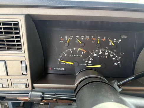 Used 1993 Chevrolet Suburban 2WD image 21