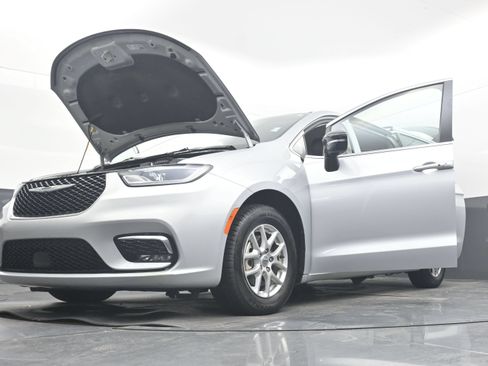 Used 2024 Chrysler Pacifica Touring-L FWD image 38