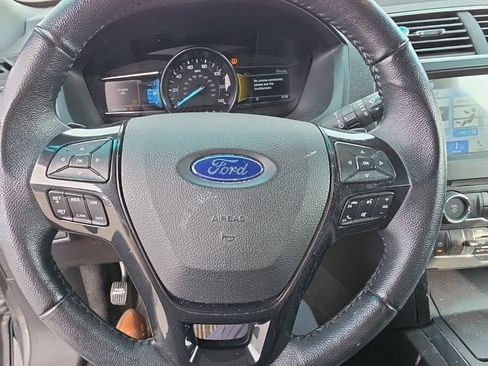 Used 2017 Ford Explorer XLT w/ Equipment Group 202A AWD/4WD image 15