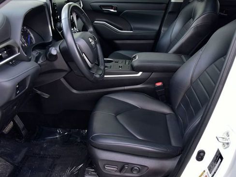 Certified 2022 Toyota Highlander XLE image 13