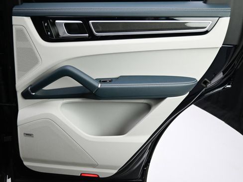 Used 2022 Porsche Cayenne S image 61