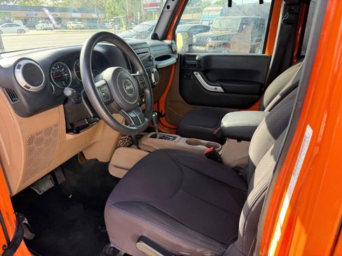 Used 2013 Jeep Wrangler Unlimited Sahara w/ Connectivity Group AWD/4WD image 9