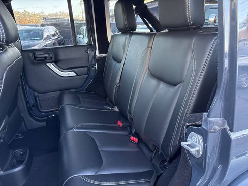Used 2017 Jeep Wrangler Unlimited Rubicon w/ Connectivity Group AWD/4WD image 22