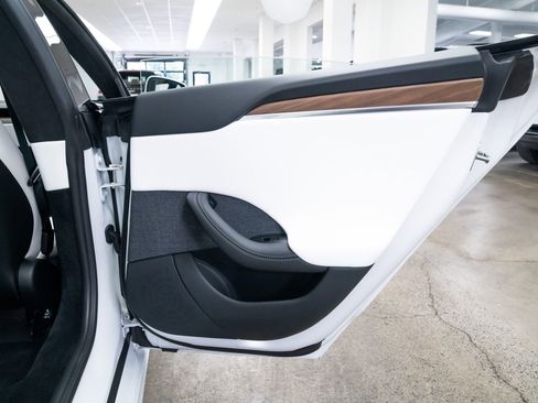 Used 2024 Tesla Model S image 21