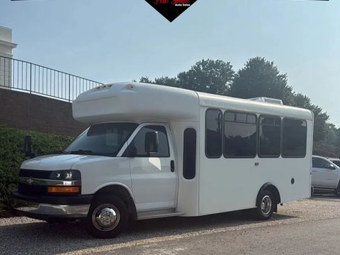 Used 2013 Chevrolet Express 4500 w/ Shuttle Bus Package RWD image 1