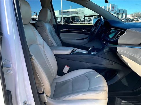 Used 2018 Buick Enclave Essence image 9