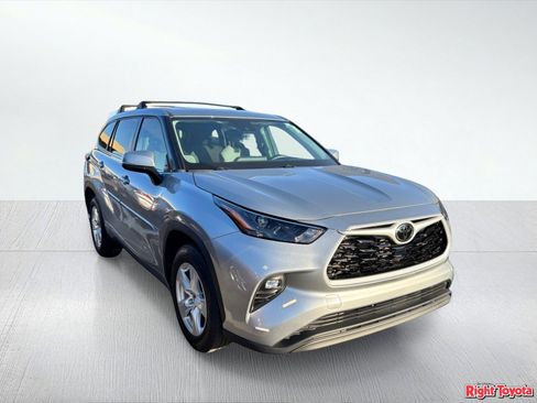 Used 2023 Toyota Highlander LE FWD image 5
