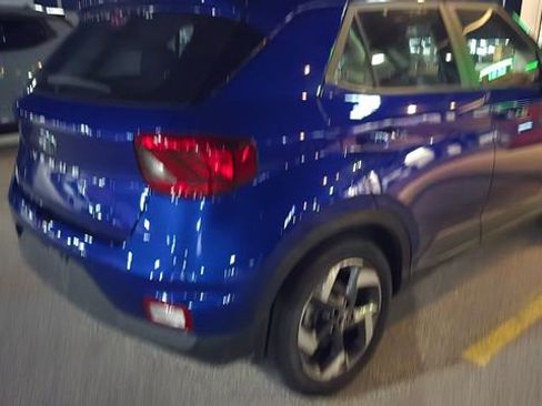 Used 2023 Hyundai Venue SEL image 5
