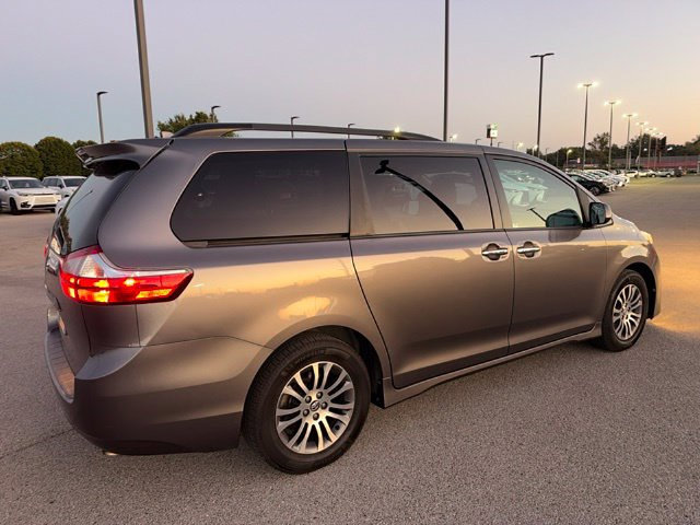 Used 2019 Toyota Sienna XLE FWD image 13