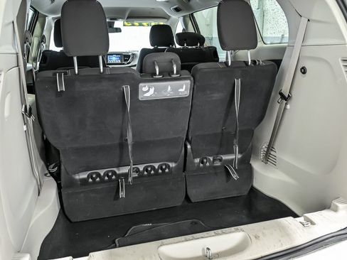 Used 2021 Chrysler Voyager LX FWD image 11
