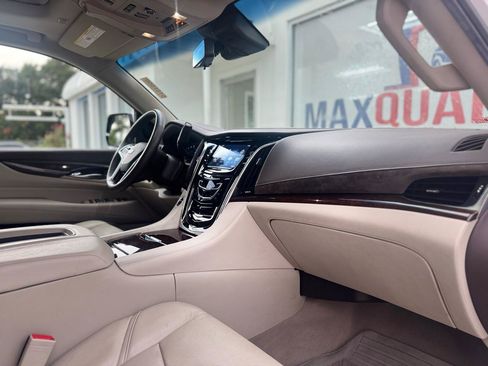 Used 2017 Cadillac Escalade Luxury AWD/4WD image 59