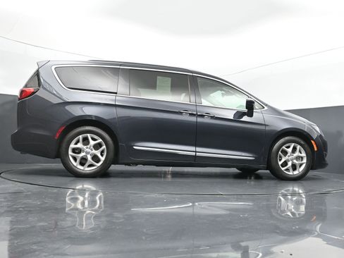 Used 2019 Chrysler Pacifica Touring-L Plus w/ Advanced Safetytec Group FWD image 40