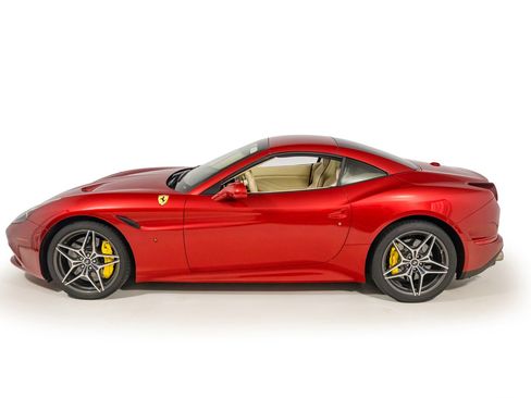 Used 2015 Ferrari California T RWD image 3