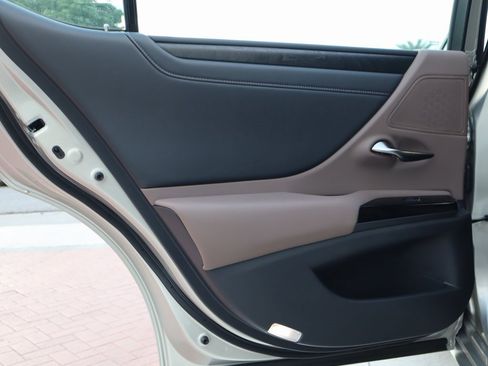 Used 2025 Lexus ES 350 w/ Premium Package image 26