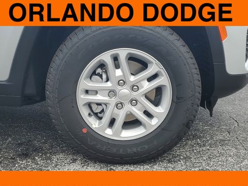 New 2025 Jeep Grand Cherokee Laredo image 5