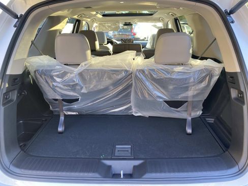 New 2025 Honda Pilot Touring image 6