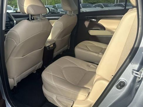 Used 2022 Toyota Highlander Platinum image 4