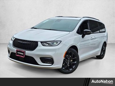 New 2026 Chrysler Pacifica Limited w/ S Appearance Package image 1