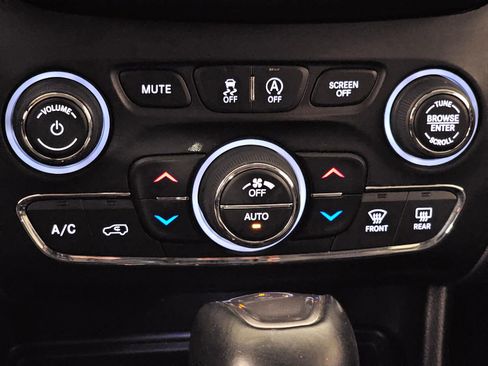 Used 2020 Jeep Cherokee Limited image 22