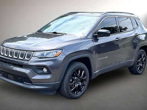 Used 2022 Jeep Compass Latitude w/ Sun and Sound Group AWD/4WD image 3
