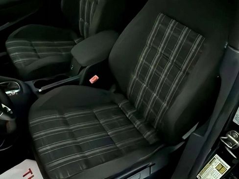 Used 2011 Volkswagen Golf 4-Door image 24