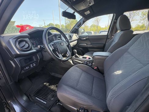 Used 2017 Toyota Tacoma TRD Sport w/ Tow Package image 11