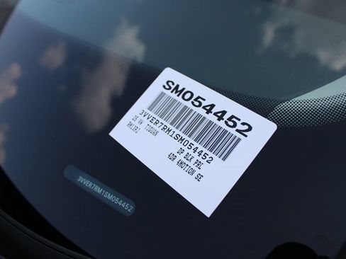 New 2025 Volkswagen Tiguan SE image 30