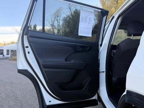 Used 2023 Toyota Highlander LE image 19