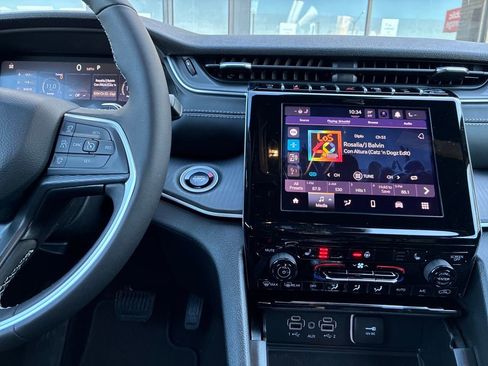 New 2025 Jeep Grand Cherokee Altitude image 18