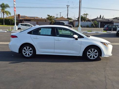 Used 2022 Toyota Corolla LE FWD image 4