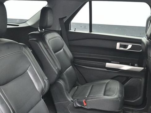 Used 2022 Ford Explorer XLT w/ Equipment Group 202A AWD/4WD image 13