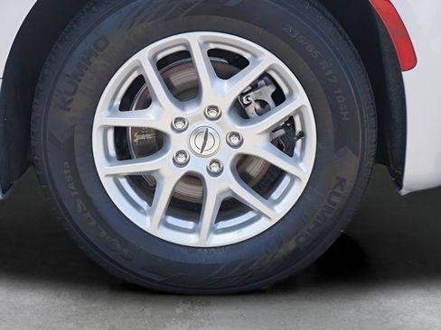 Used 2024 Chrysler Pacifica Touring-L FWD image 11
