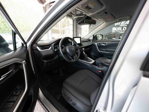 Certified 2025 Toyota RAV4 XLE image 9