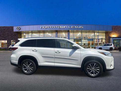 Used 2019 Toyota Highlander XLE AWD/4WD image 24