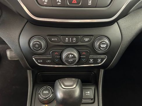 Used 2023 Jeep Cherokee Altitude Lux image 24