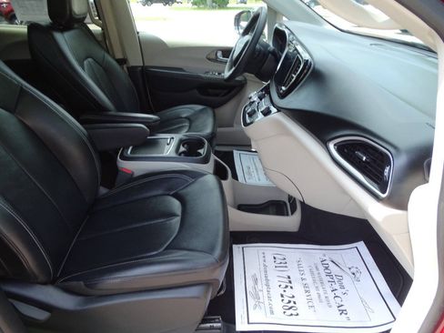 Used 2024 Chrysler Pacifica Touring-L FWD image 46