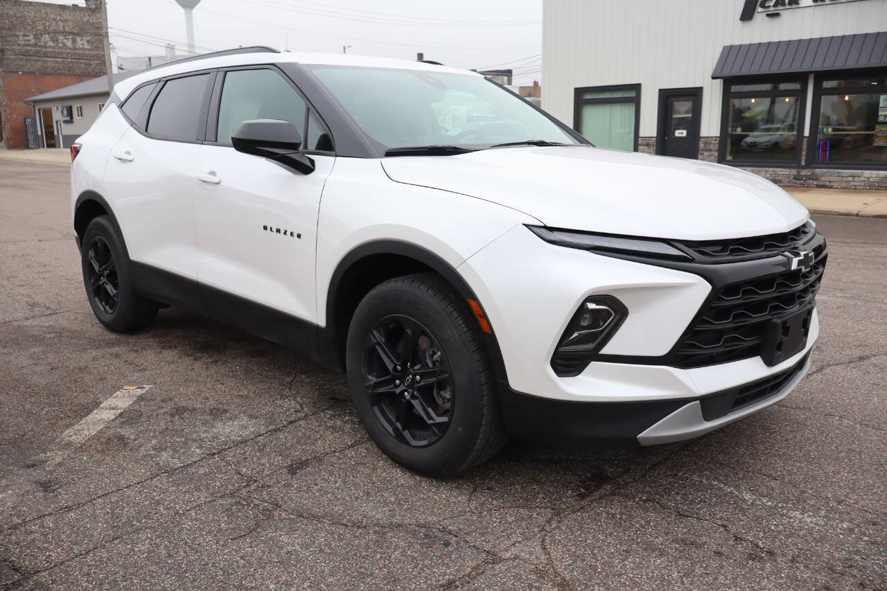 Used 2025 Chevrolet Blazer LT w/ Convenience Package AWD/4WD image 2