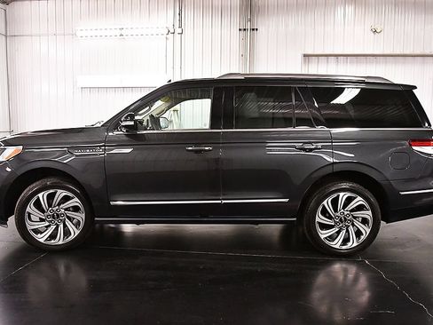 Used 2024 Lincoln Navigator Reserve AWD/4WD image 4