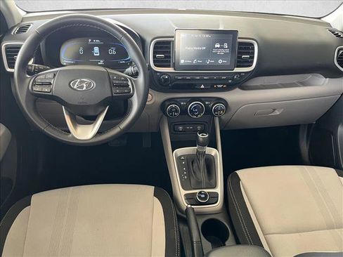 Used 2025 Hyundai Venue SEL FWD image 10