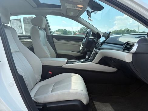 Used 2018 Honda Accord EX image 32