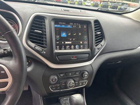 Used 2017 Jeep Cherokee Limited AWD/4WD image 14