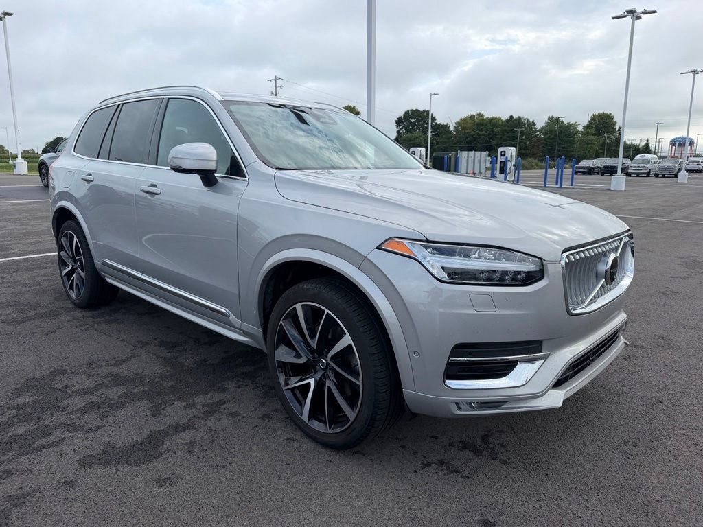 Used 2023 Volvo XC90 B5 Plus w/ Protection Package Premier AWD/4WD image 4