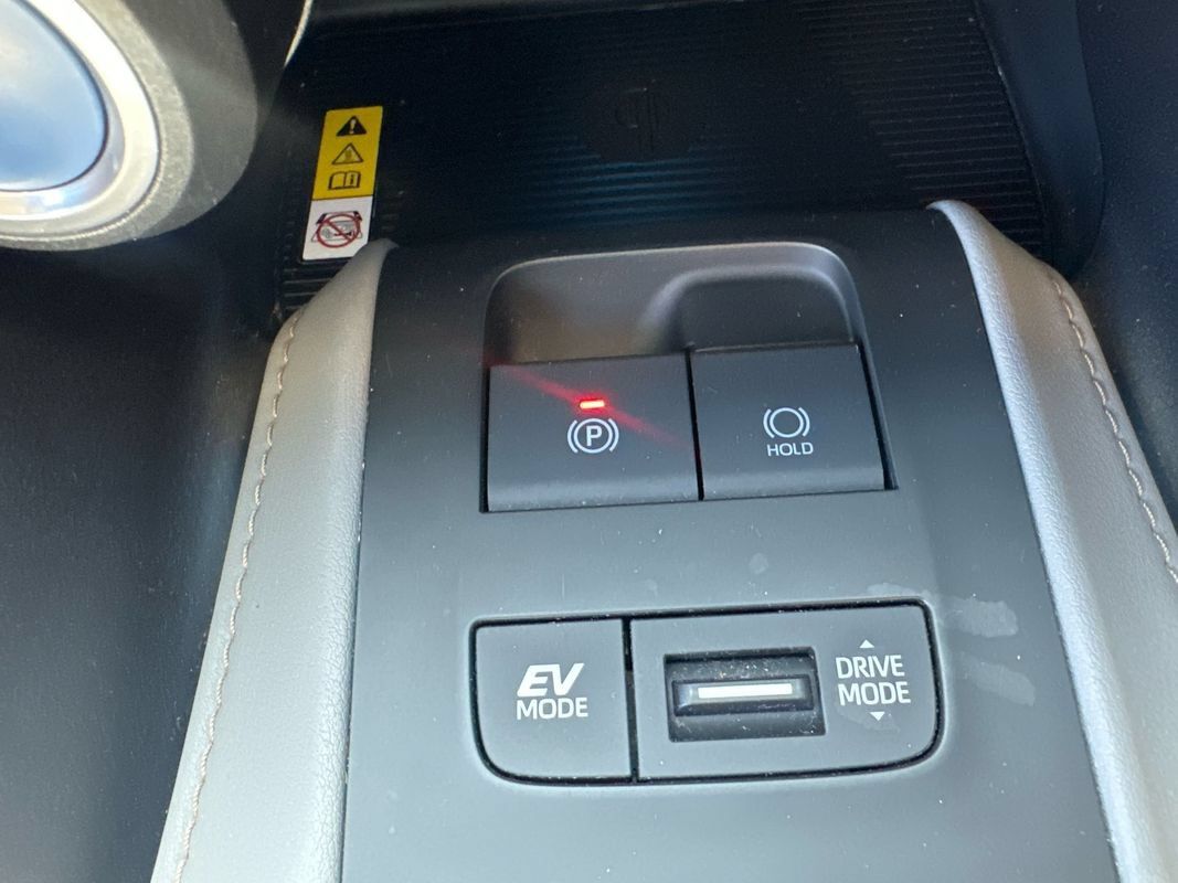 Used 2021 Toyota Venza LE AWD/4WD image 18