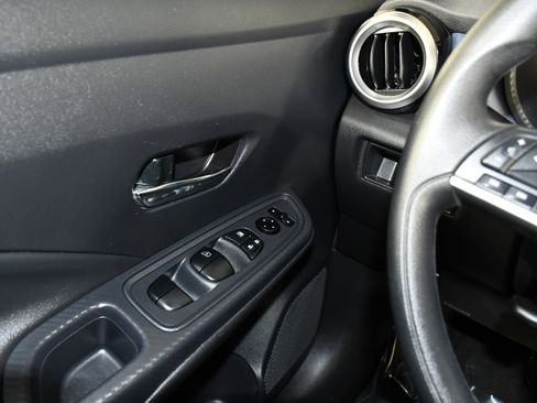 Used 2025 Nissan Versa SV FWD image 31