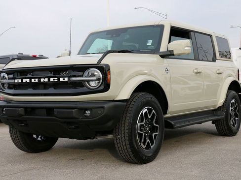 New 2026 Ford Bronco Outer Banks AWD/4WD image 1
