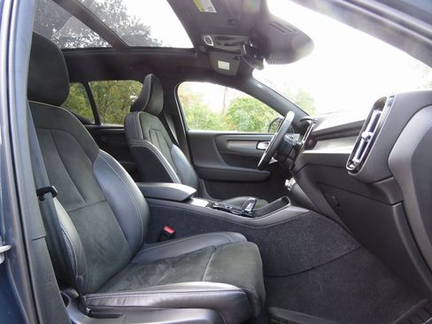 Used 2022 Volvo XC40 T5 R-Design w/ Advanced Package image 14