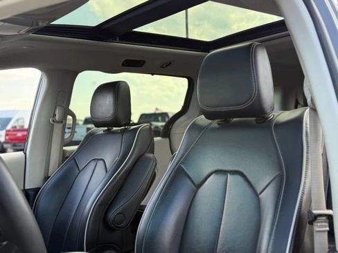 Used 2023 Chrysler Pacifica Limited FWD image 15
