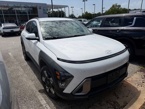 Used 2024 Hyundai Kona SEL AWD/4WD image 2