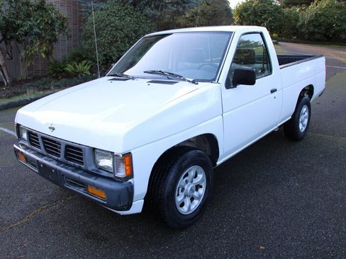 Used 1996 Nissan Pickup XE image 1